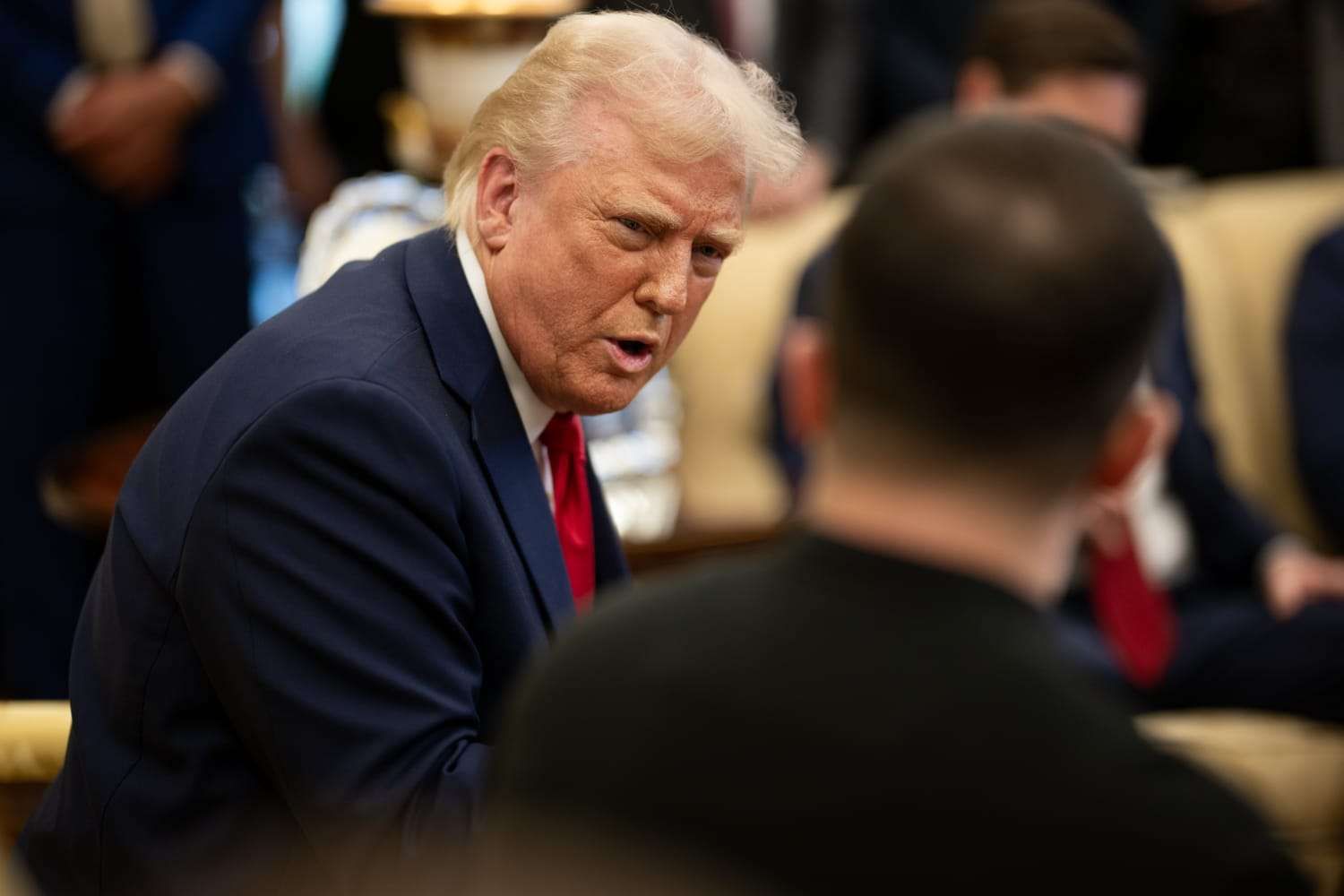 trump-ubah-sikap-timnya-bahas-kelanjutan-bantuan-militer-untuk-ukrain